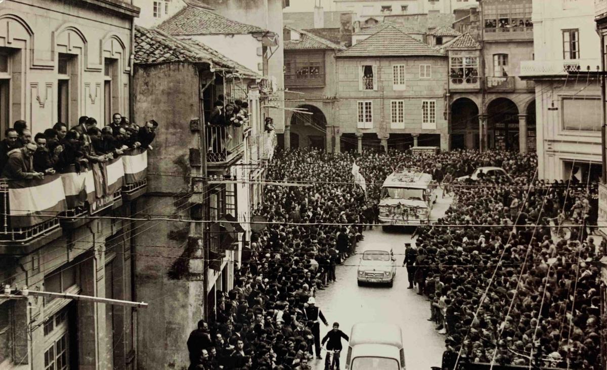 A cidade volcada co Pontevedra CF nunha celebración histórica dos anos sesenta.